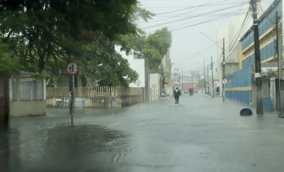 Força-tarefa: Corpo de Bombeiros atende famílias atingidas pelas chuvas no Litoral