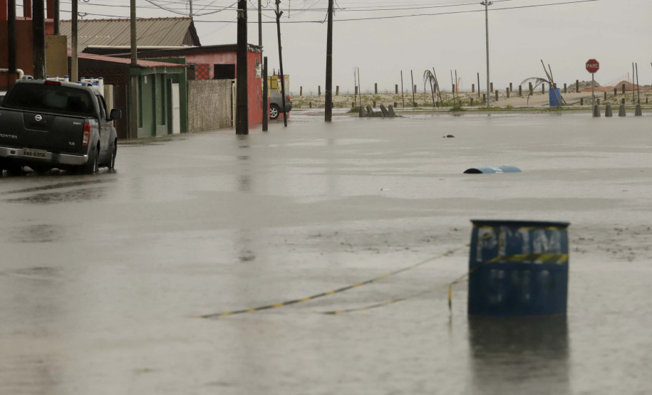 Força-tarefa: Corpo de Bombeiros atende famílias atingidas pelas chuvas no Litoral