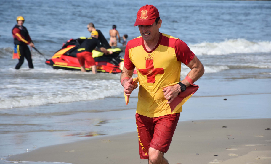 Com Desafio de Piriathlon, bombeiros fazem triathlon com "bike raiz" e corrida sem tênis