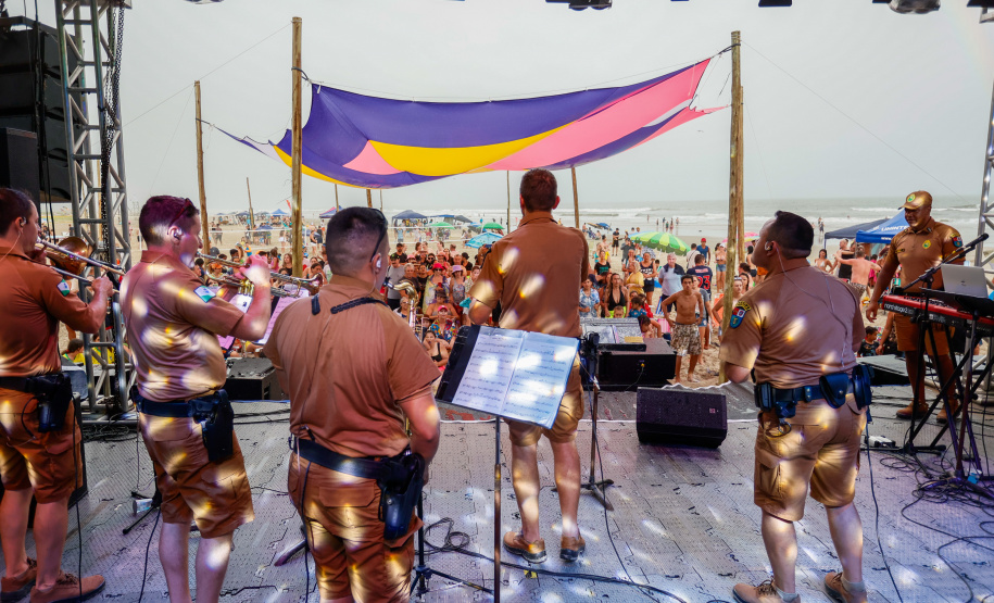 Banda da PM, blues e música brasileira animaram os palcos Sunset no final de semana