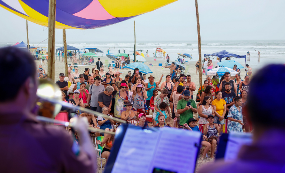 Banda da PM, blues e música brasileira animaram os palcos Sunset no final de semana