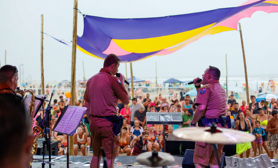 Banda da PM, blues e música brasileira animaram os palcos Sunset no final de semana