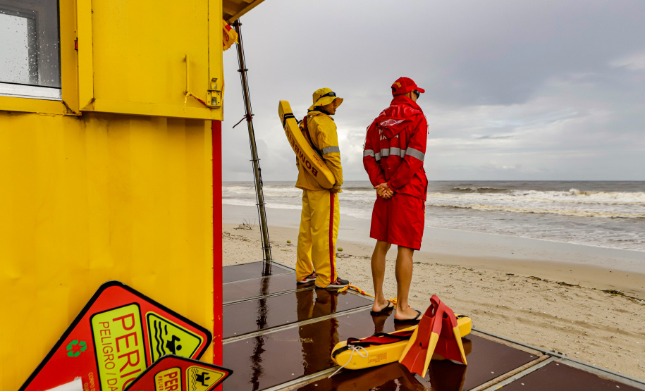 Com temporais, Corpo de Bombeiros alerta para riscos de banho de mar