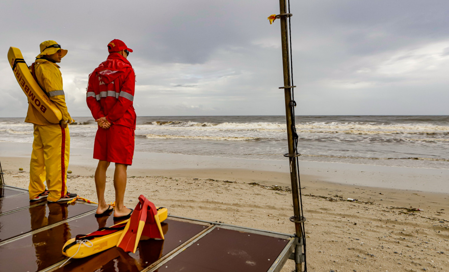 Com temporais, Corpo de Bombeiros alerta para riscos de banho de mar