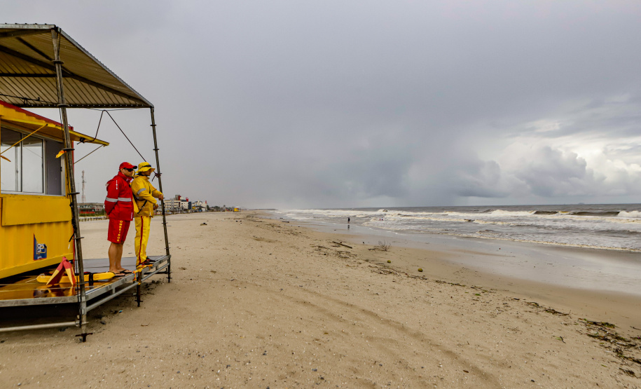 Com temporais, Corpo de Bombeiros alerta para riscos de banho de mar