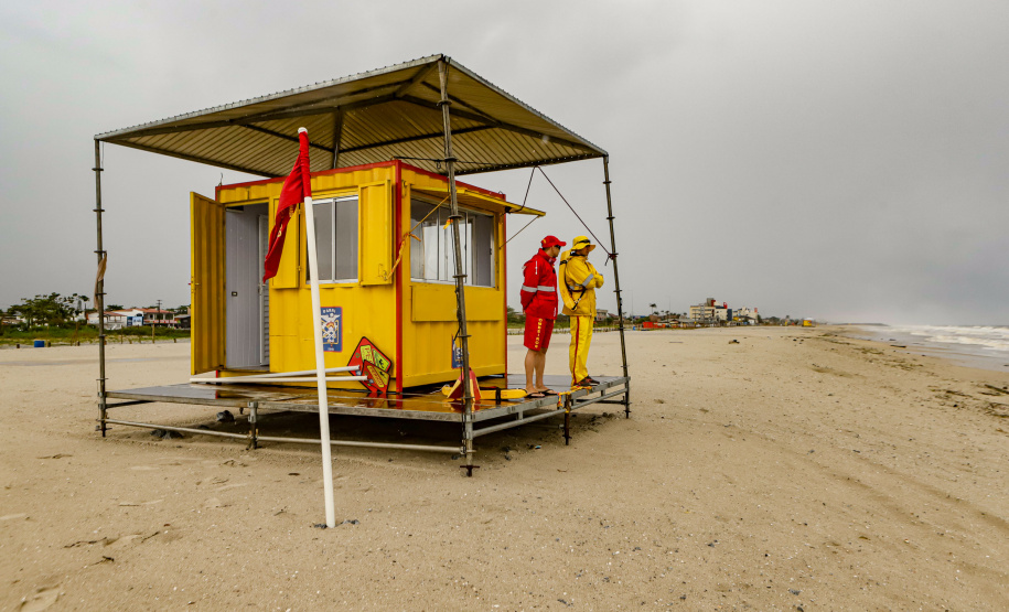 Com temporais, Corpo de Bombeiros alerta para riscos de banho de mar