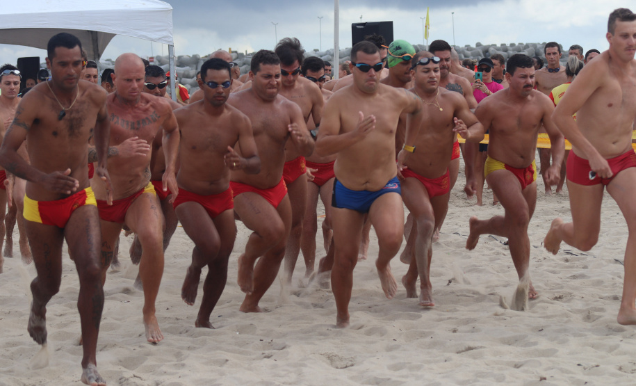 Com provas no mar, Troféu Elite tem 1º dia de competição em Matinhos