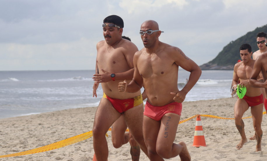 Com provas no mar, Troféu Elite tem 1º dia de competição em Matinhos