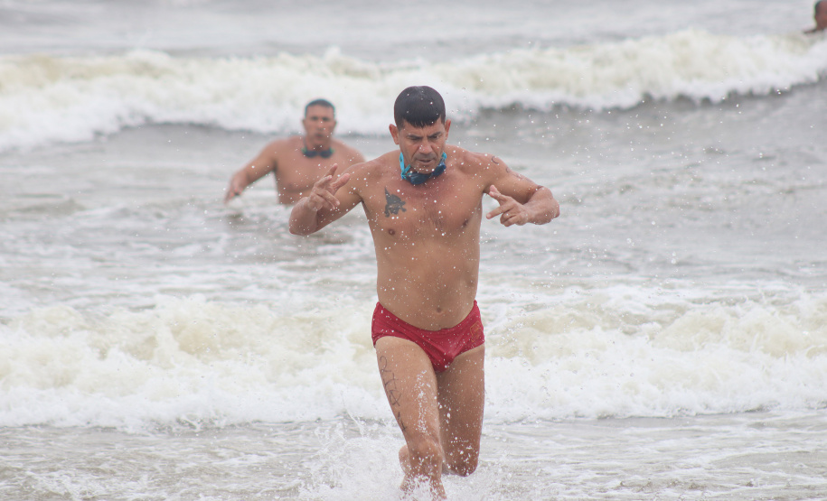 Com provas no mar, Troféu Elite tem 1º dia de competição em Matinhos