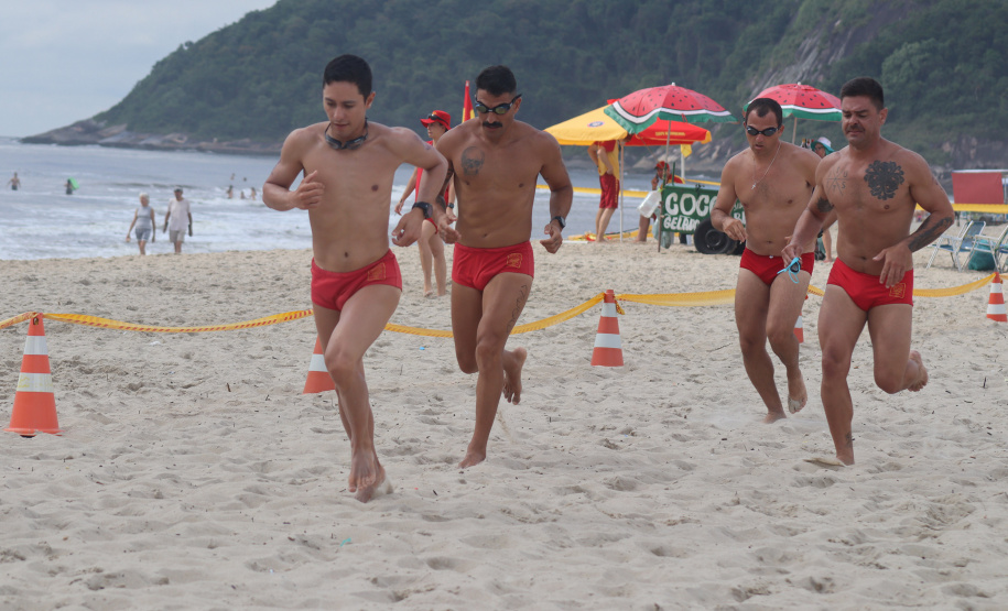 Com provas no mar, Troféu Elite tem 1º dia de competição em Matinhos