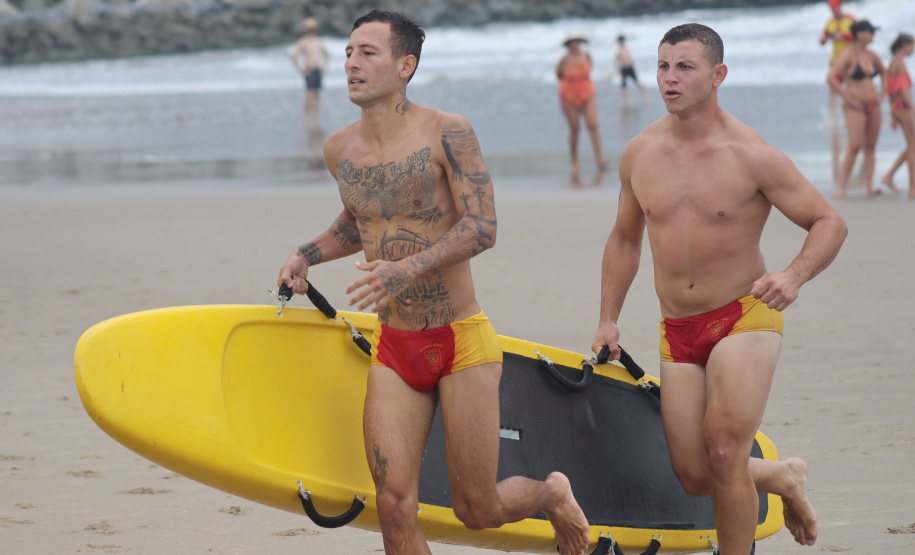 Com provas no mar, Troféu Elite tem 1º dia de competição em Matinhos