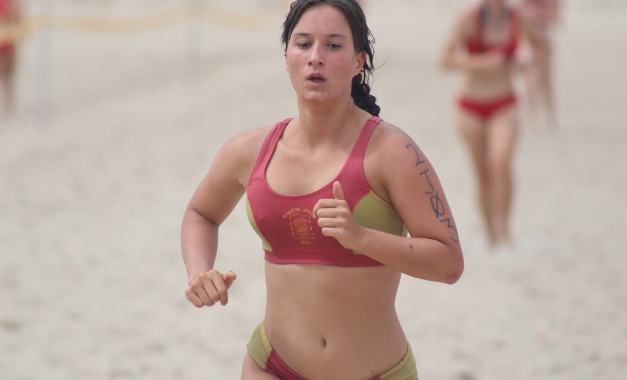 Com provas no mar, Troféu Elite tem 1º dia de competição em Matinhos