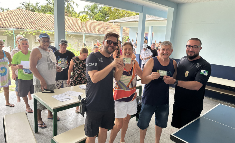 PCPR realiza entrega de mais de 260 novas carteiras de identidade na Ilha do Mel