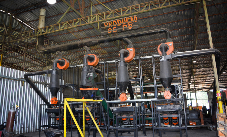 Mão de obra prisional transforma pneus usados em matéria-prima para asfalto no Paraná