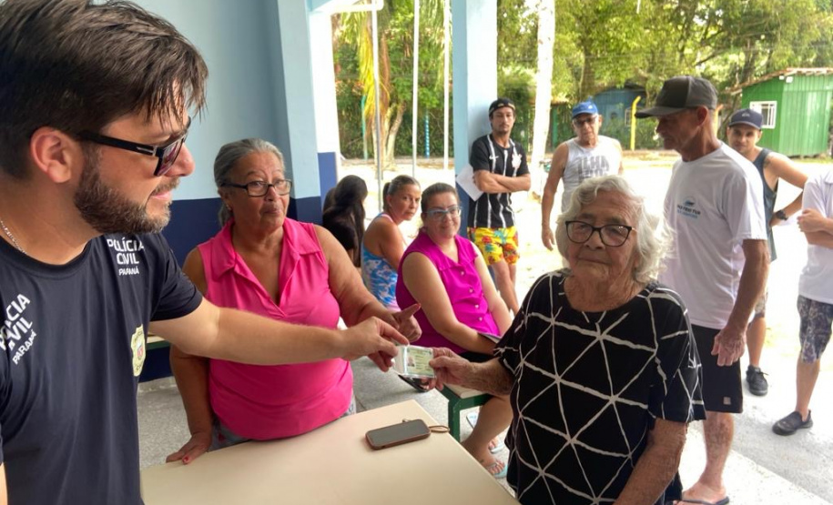 PCPR realiza entrega de mais de 260 novas carteiras de identidade na Ilha do Mel