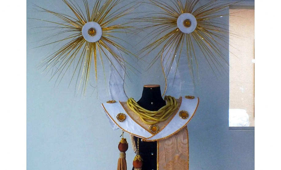 Mulheres privadas de liberdade produzem fantasias para escola de samba de Curitiba