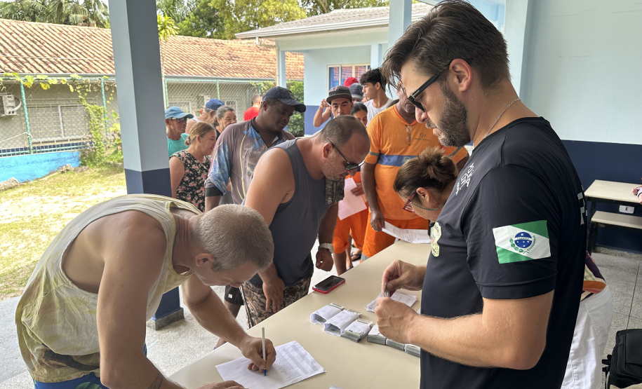 PCPR realiza entrega de mais de 260 novas carteiras de identidade na Ilha do Mel