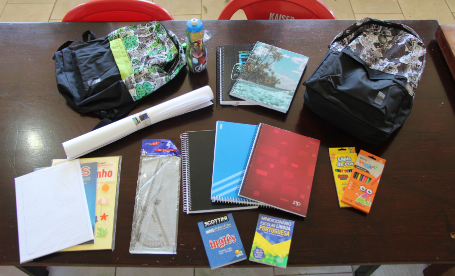 Policiais militares doam material escolar para crianças em Guaratuba