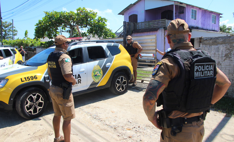 Policiais militares doam material escolar para crianças em Guaratuba