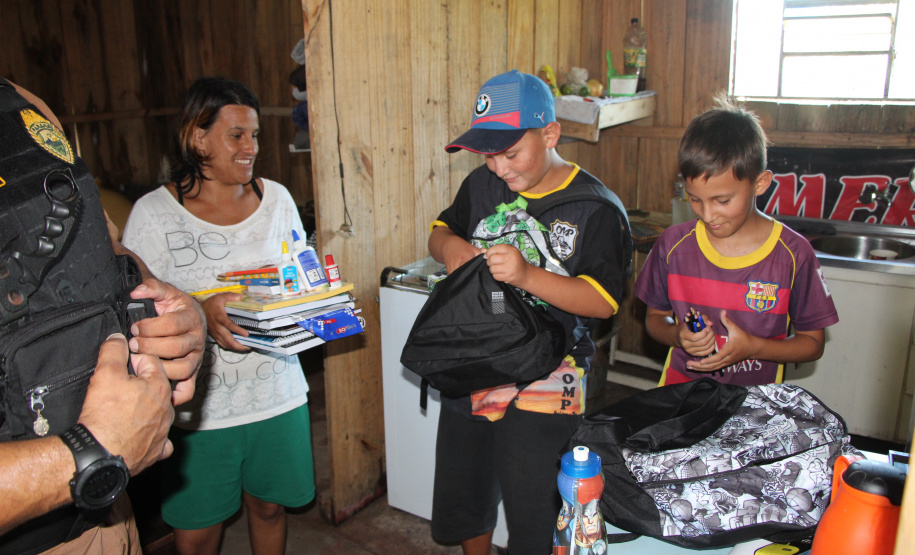 Policiais militares doam material escolar para crianças em Guaratuba