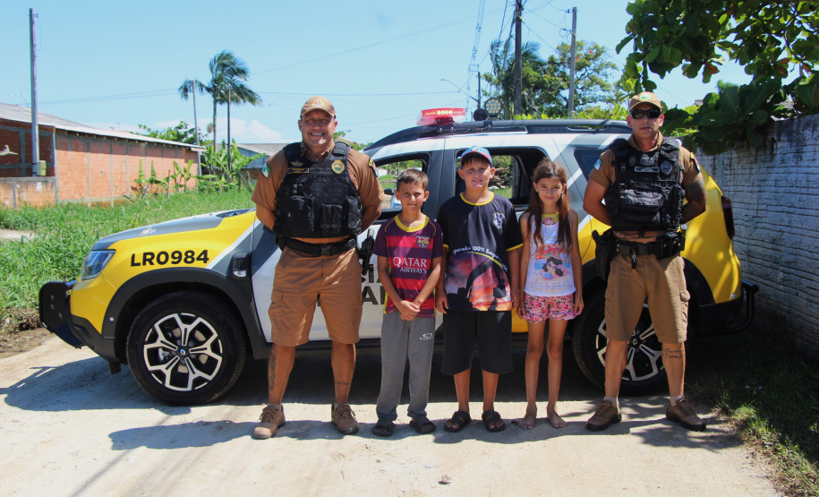 Policiais militares doam material escolar para crianças em Guaratuba