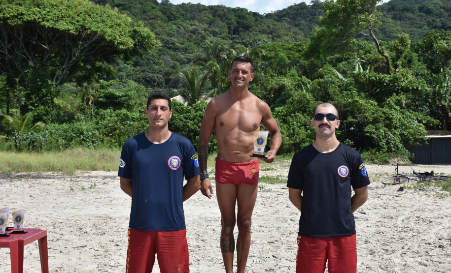 Com Desafio de Piriathlon, bombeiros fazem triathlon com "bike raiz" e corrida sem tênis