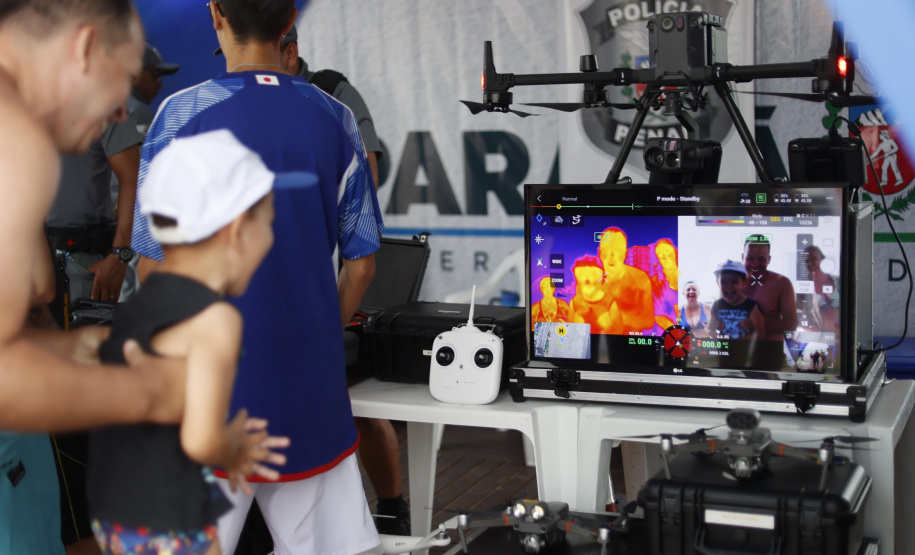Exposição da Polícia Penal com drones e tecnologia atrai turistas e moradores do Litoral