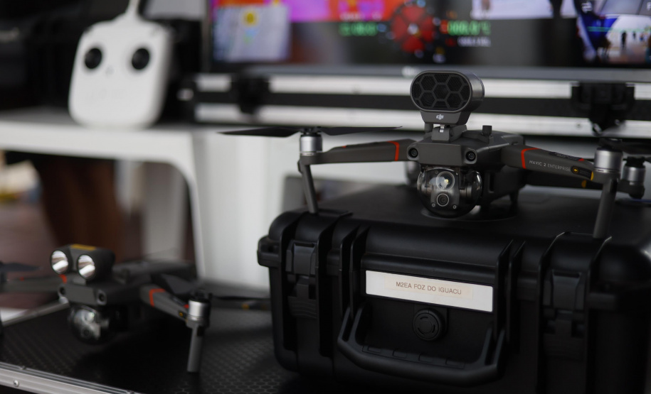 Exposição da Polícia Penal com drones e tecnologia atrai turistas e moradores do Litoral