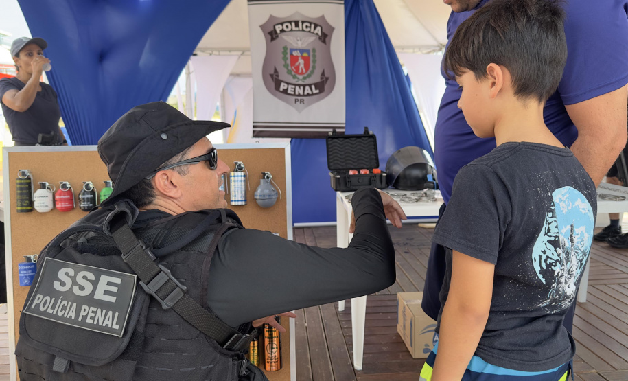 Exposição da Polícia Penal com drones e tecnologia atrai turistas e moradores do Litoral