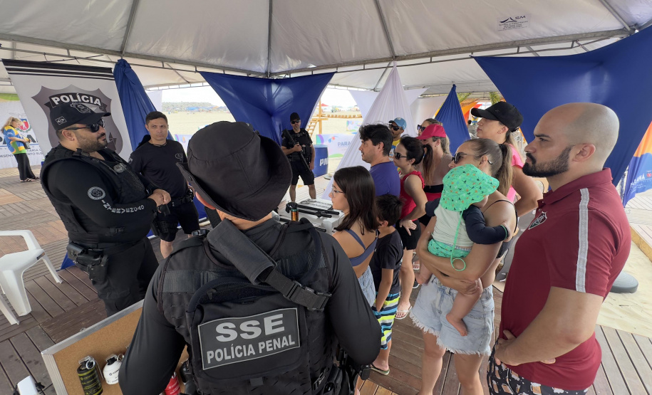Exposição da Polícia Penal com drones e tecnologia atrai turistas e moradores do Litoral