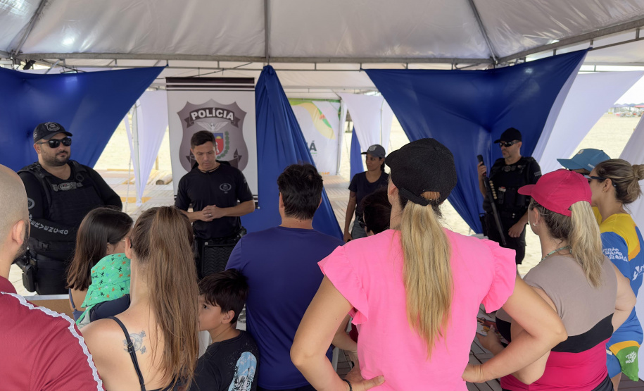 Exposição da Polícia Penal com drones e tecnologia atrai turistas e moradores do Litoral