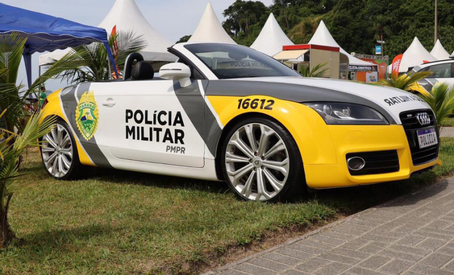 Cães, carros e equipamentos: exposições das polícias chamam atenção de turistas no Litoral