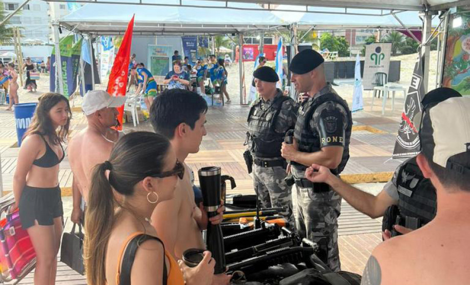 Cães, carros e equipamentos: exposições das polícias chamam atenção de turistas no Litoral