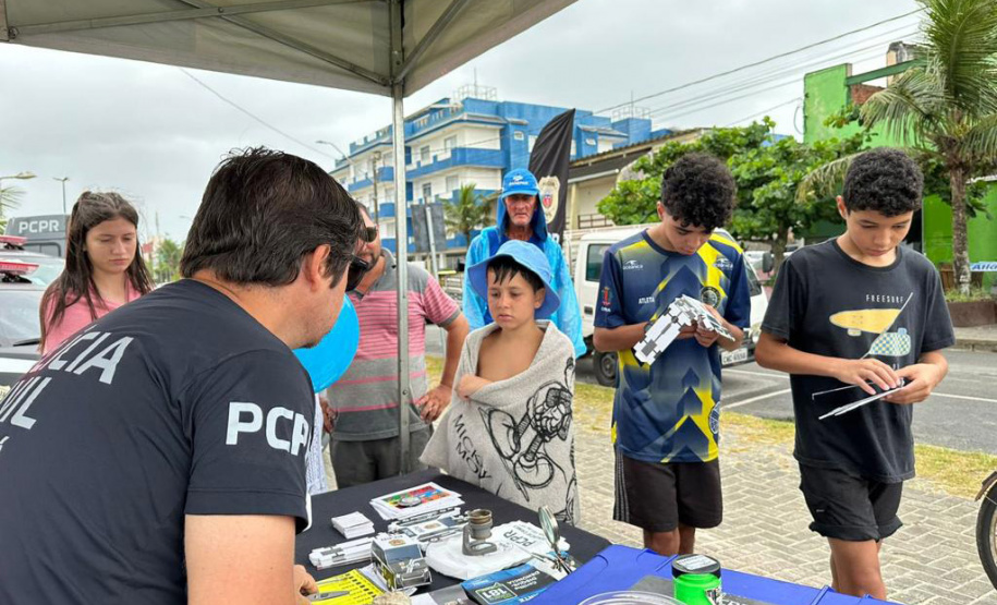 Cães, carros e equipamentos: exposições das polícias chamam atenção de turistas no Litoral