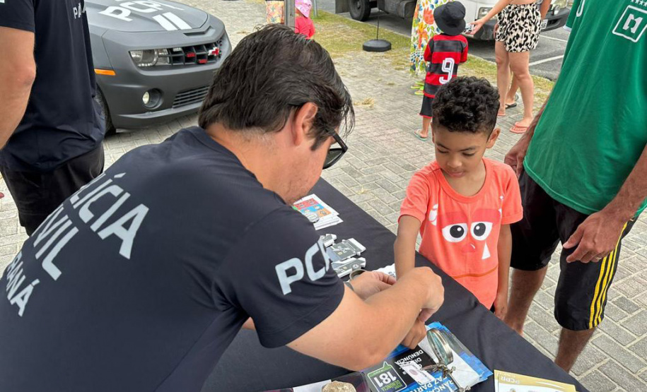 Cães, carros e equipamentos: exposições das polícias chamam atenção de turistas no Litoral