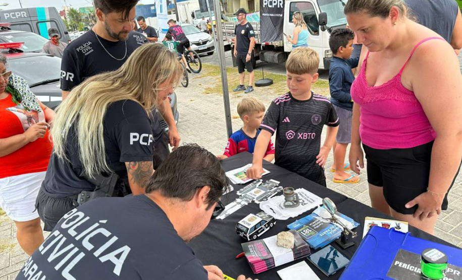 Cães, carros e equipamentos: exposições das polícias chamam atenção de turistas no Litoral