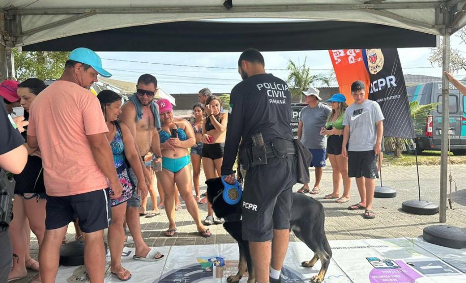 Cães, carros e equipamentos: exposições das polícias chamam atenção de turistas no Litoral