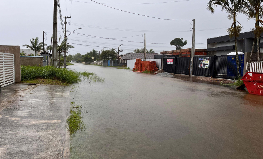 Força-tarefa: Corpo de Bombeiros atende famílias atingidas pelas chuvas no Litoral