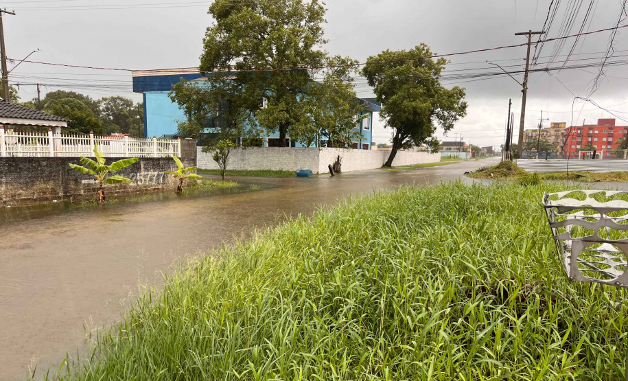 Força-tarefa: Corpo de Bombeiros atende famílias atingidas pelas chuvas no Litoral