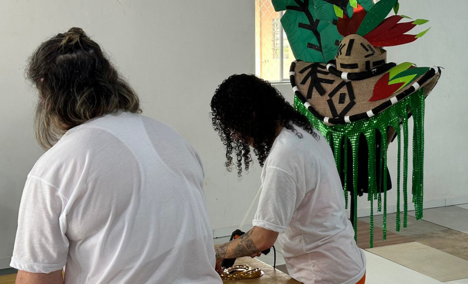 Mulheres privadas de liberdade produzem fantasias para escola de samba de Curitiba