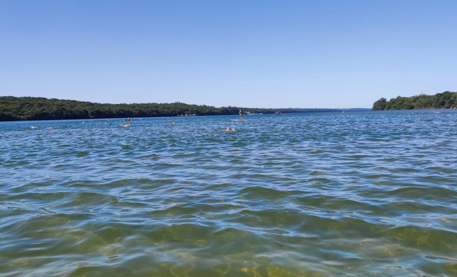 Bombeiros militares e veranistas participaram de travessia de dois quilômetros no Rio Paraná