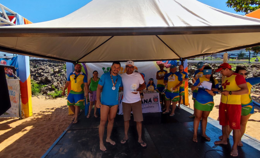 Bombeiros militares e veranistas participaram de travessia de dois quilômetros no Rio Paraná