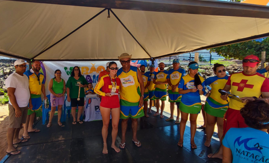 Bombeiros militares e veranistas participaram de travessia de dois quilômetros no Rio Paraná