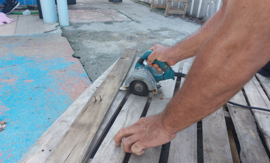 Pessoas privadas de liberdade atuam na manutenção de espaços públicos em Guaratuba