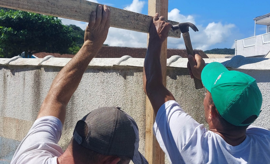 Pessoas privadas de liberdade atuam na manutenção de espaços públicos em Guaratuba