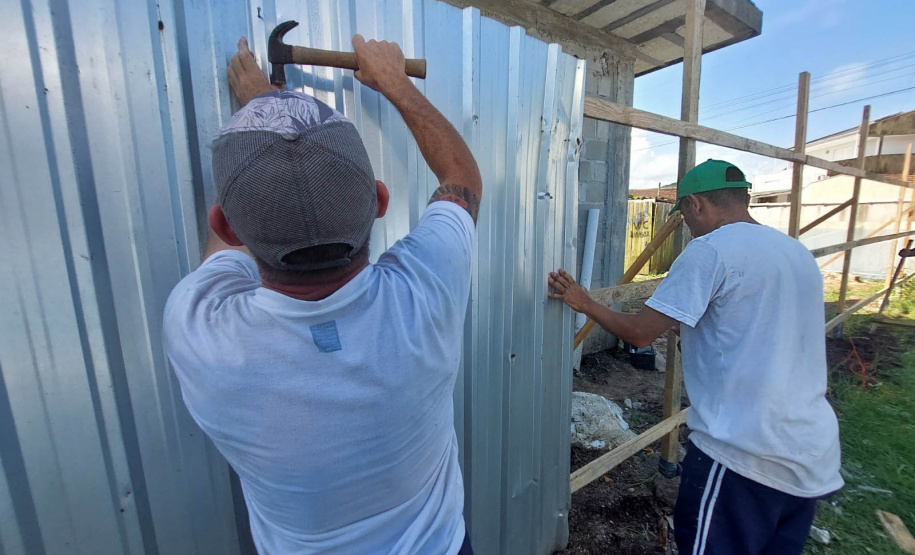 Pessoas privadas de liberdade atuam na manutenção de espaços públicos em Guaratuba