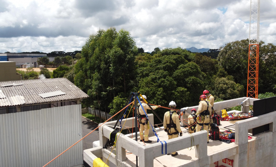 Bombeiros do Paraná participam pela 1ª vez de competição internacional de salvamento em altura