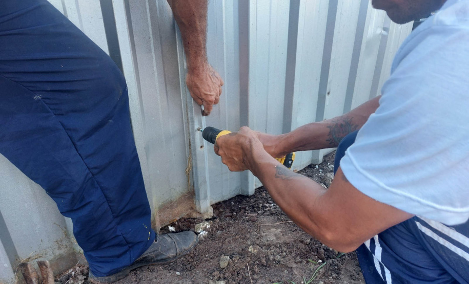 Pessoas privadas de liberdade atuam na manutenção de espaços públicos em Guaratuba