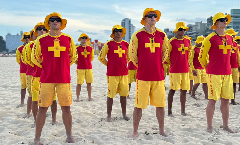 Prevenção e salvamento: Corpo de Bombeiros forma novos guarda-vidas militares e civis