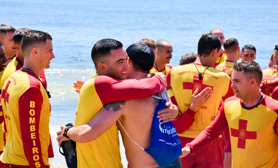 Prevenção e salvamento: Corpo de Bombeiros forma novos guarda-vidas militares e civis